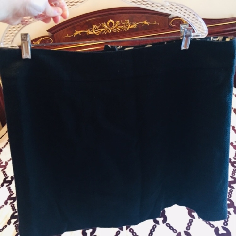 Brand new skirt from H & M black size 14/16 mini.